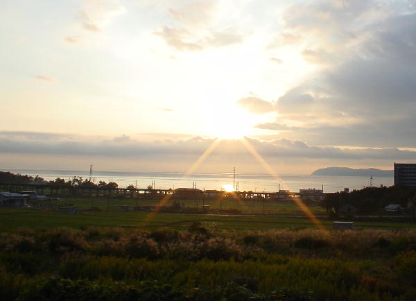 晴れ間から朝日の昇る３日目の琵琶湖